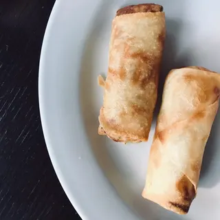 Involtini primavera fatti a mano, su un piatto bianco